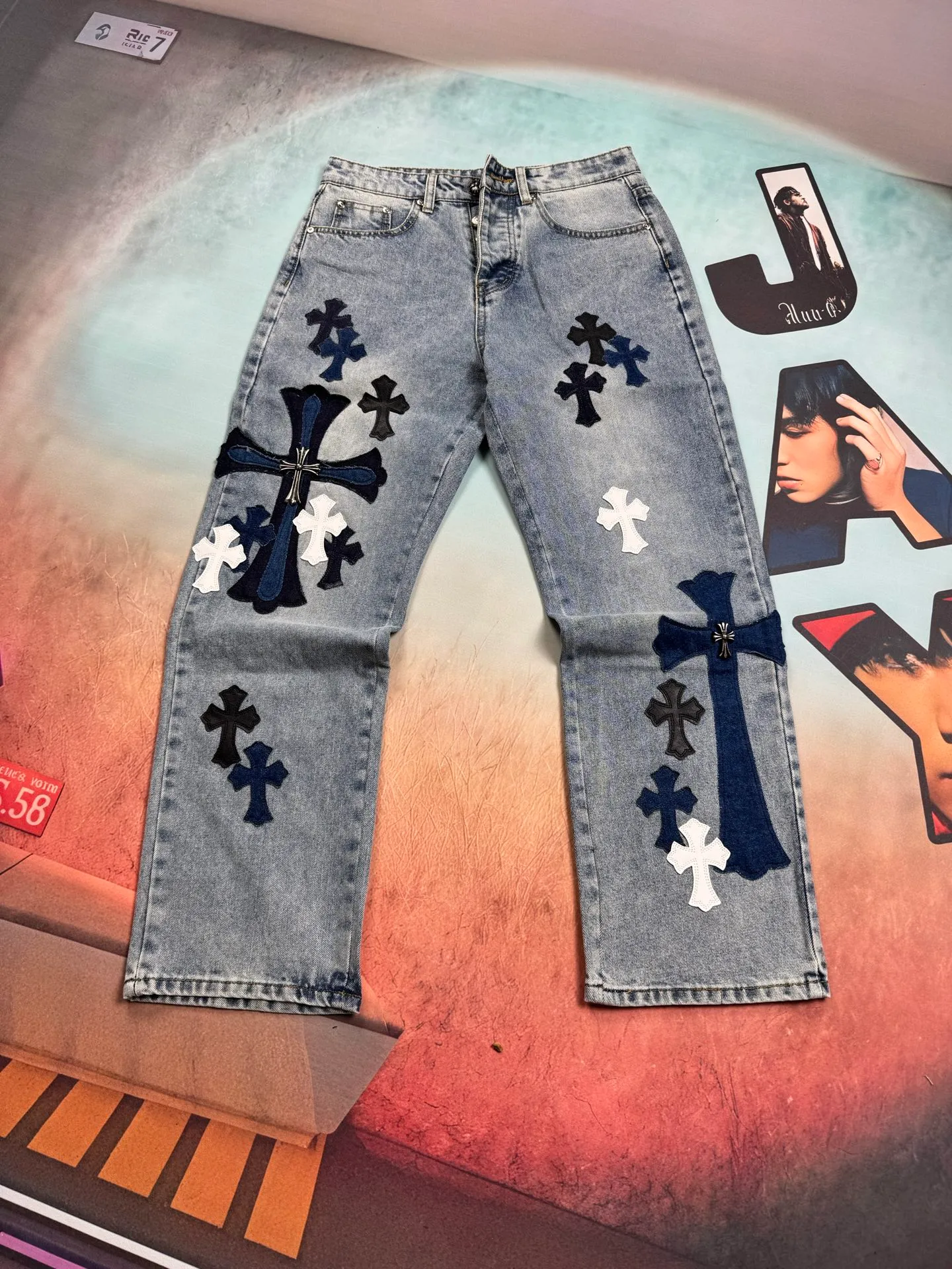 🅿️320 🔘Model No.-KL107 🔘Cro Hearts𝐂𝐡𝐫𝐨𝐦𝐞 𝐇𝐞𝐚𝐫𝐭 SexRecords Series Metallic Cross Matty Limited First Generation Cow King Jeans* This is a Chrome Hearts Croxin's limited edition jeans, the first generation of Croxin's Cow King, are unanimously recognized by the industry as the "Cow King" of jeans. It is highly recognizable and uses silver ornaments and leather design, which is unique on the market. Silver jewelry and patchwork leather complement each other, giving the pants a fashionable and high-end texture. This style of jeans is suitable for matching with all kinds of tops. It not only creates an eye-catching effect visually, but also has an excellent touch. It is the best choice for creating a cool and handsome outfit, and can easily help the wearer create an outstanding temperament.  Size: S M L XL XXL (28.30.32.34.36) Color: Blue